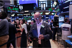 Operador na Bolsa de Nova York: volatilidade nas ações tecnologia (Foto: Jeenha Moon / Reuters)