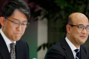 O presidente-executivo cessante da Toyota Motor, Koji Sato, e o novo presidente-executivo, Kenta Kon