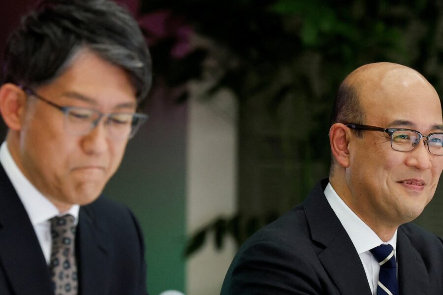 O presidente-executivo cessante da Toyota Motor, Koji Sato, e o novo presidente-executivo, Kenta Kon