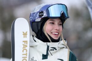 Nos Jogos de Inverno de 2022, Eileen Gu conquistou dois ouros e um bronze no esqui estilo livre