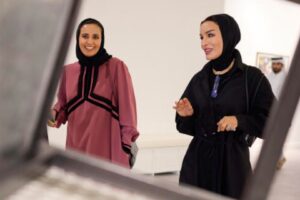 Sua Alteza Sheikha Moza bint Nasser Al-Missned e Sua Excelência Sheikha Al Mayassa bint Hamad Al Thani na Art Basel Doha, no Qatar