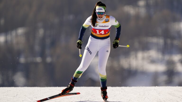 No Esqui Cross-Country, Eduarda Ribera participa de provas de curta e longa distância, com esquis impulsionados por bastões