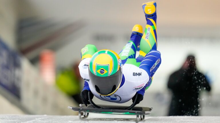 No skeleton, Nicole Silveira compete de bruços em um trenó que ultrapassa os 140 km/h