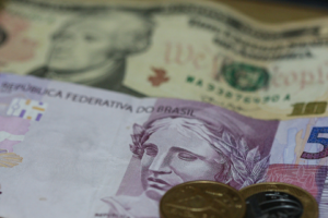 Ibovespa fecha em queda após testar 191 mil pontos