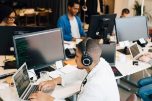 Estudo aponta que a maioria dos profissionais relata desconforto visual e outros sintomas ligados ao excesso de telas