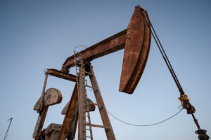 Bomba de extração em funcionamento nos arredores de Midland, Texas, EUA, em 11 de junho de 2025