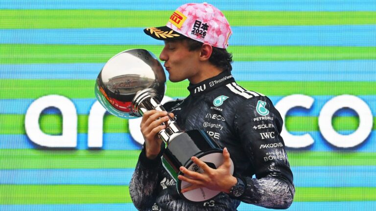 Andrea Kimi Antonelli, da equipe Mercedes AMG Petronas F1 Team, no pódio durante o Grande Prêmio do Japão de F1