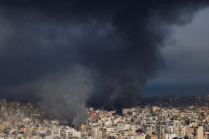 Fumaça após ataque israelense a Beirute, em uma escalada do conflito entre o Hezbollah e Israel (foto: Khalil Ashawi / Reuters)