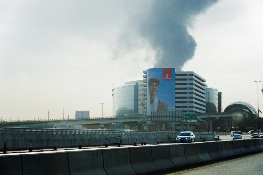 Fumaça em área próxima ao Aeroporto Internacional de Dubai após ataque de drone pelo Irã (Foto Reuters / Stringer)