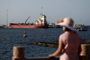 Petroleiro ancorado em Muscat (Omã): fechamento do Estreito de Ormuz afetou os preços (Foto: Benoit Tessier / Reuters)