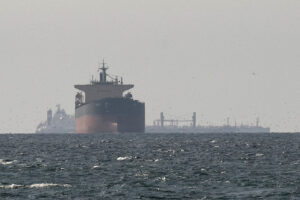Navios-tanque navegam no Golfo Pérsico perto do Estreito de Ormuz: nova ameaça de interrupção do fluxo (Foto: Stringer / Reuters)