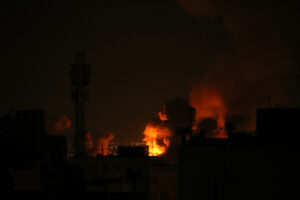 Coluna de fumaça após explosão em Teerã na sexta-feira (6). Foto: Stringer Wana / Reuters)