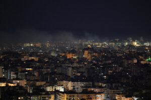 Subúrbios de Beirute na madrugada da segunda-feira após ataque de Israel (Foto: Reuters)