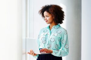 Além da nova meta voltada a grupos sub-representados, o Pacto Global da ONU mantém o compromisso de alcançar 50% de mulheres na alta liderança até 2030