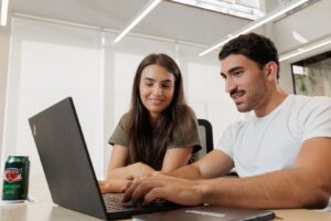 Programa de estágio da Ambev busca talentos para as áreas de Business, Tech e Supply