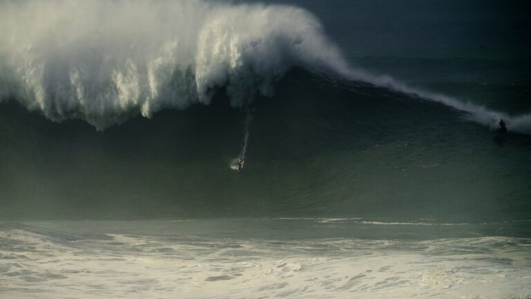 Onda gigante surfada por Michelle des Bouillons em 13 de dezembro, que pode bater recorde