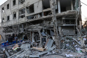 Prédio danificado por ataques de EUA e Israel em Teerã (Foto: Majid Asgaripour / Wana Via Reuters)