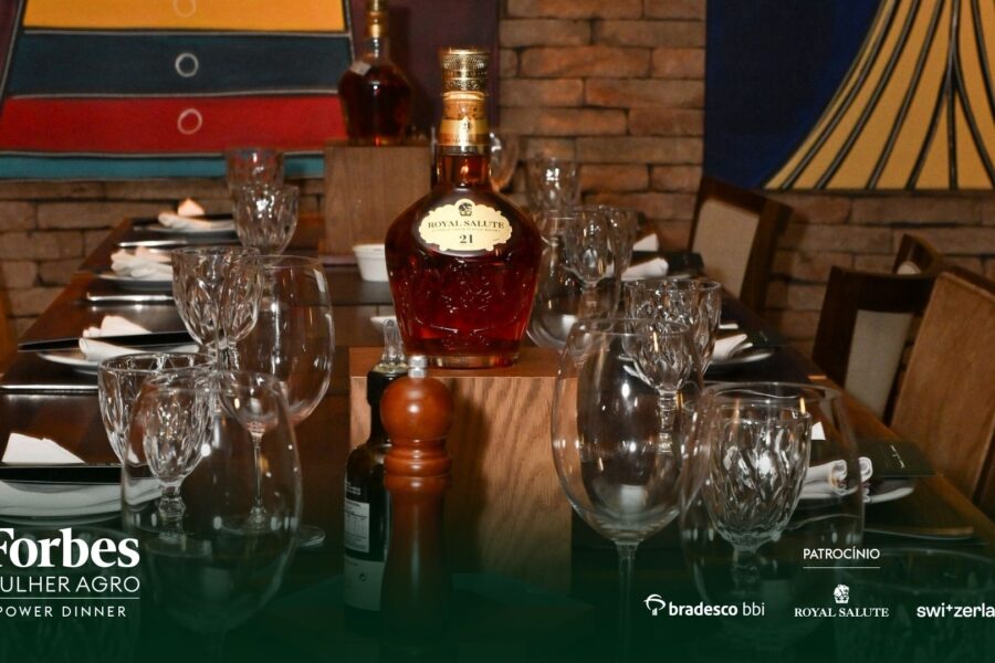 Garrafa do uísque Royal Salute 21 em destaque na mesa