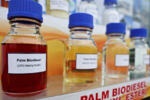 Garrafas de biodiesel de palma são exibidas em Sepang, Malásia