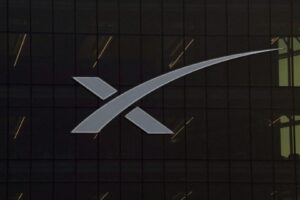Logotipo da SpaceX em um de seus prédios em Starbase, Texas, EUA