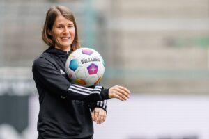 Marie-Louise Eta entra para a história do futebol ao assumir o time Union Berlin, da Alemanha