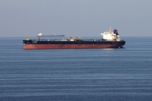 Navios petroleiros passam pelo Estreito de Ormuz