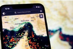 Trânsito no Estreito de Ormuz em tela de celular