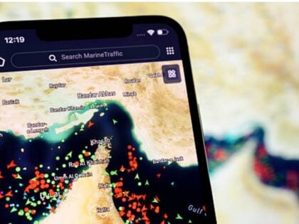 Trânsito no Estreito de Ormuz em tela de celular