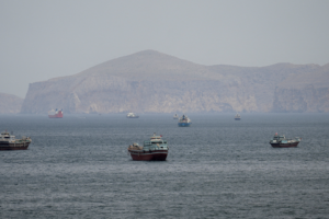 Navios e embarcações no Estreito de Ormuz: expectativa de reabertura (Foto: Reuters)
