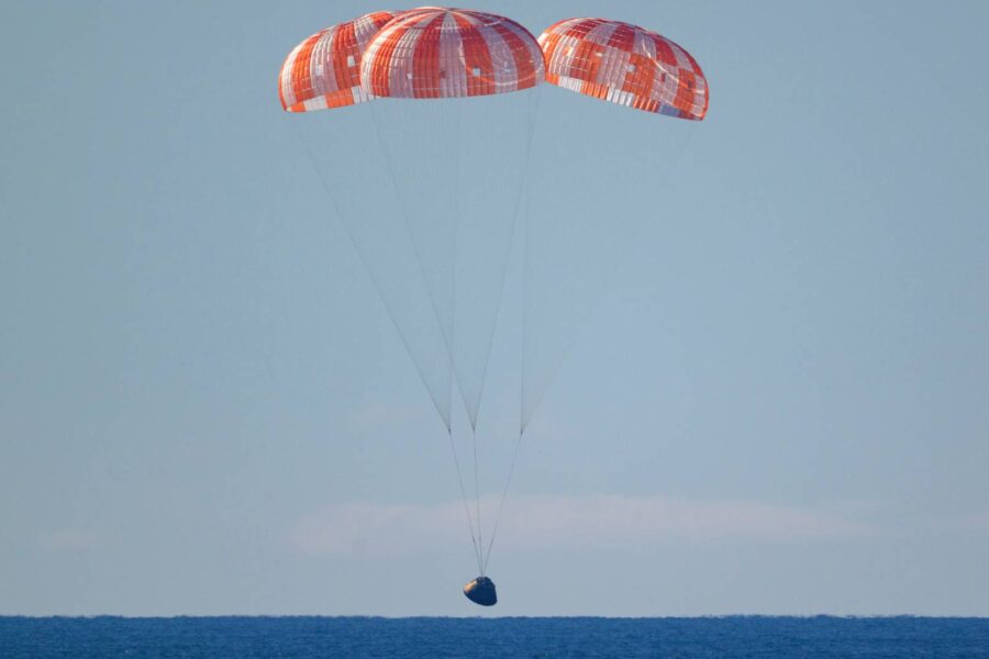 Espaçonave Orion pousando no oceano