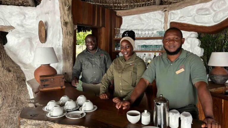 Sarah gerencia a equipe do lodge de safári Sand Rivers, na Tanzânia