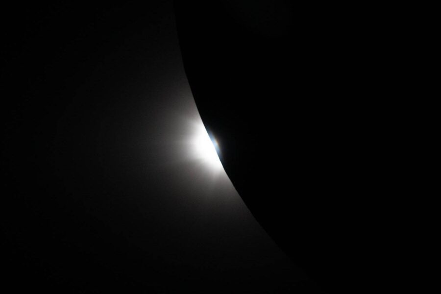 Surgimento do Eclipse Solar da Orion