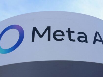 Um logotipo da Meta AI fica do lado de fora da Meta House no dia de abertura da 55ª reunião anual do Fórum Econômico Mundial em Davos