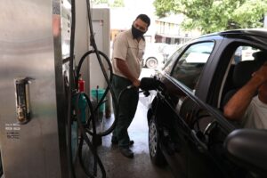 Um trabalhador abastece um carro em um posto no Rio de Janeiro, Brasil