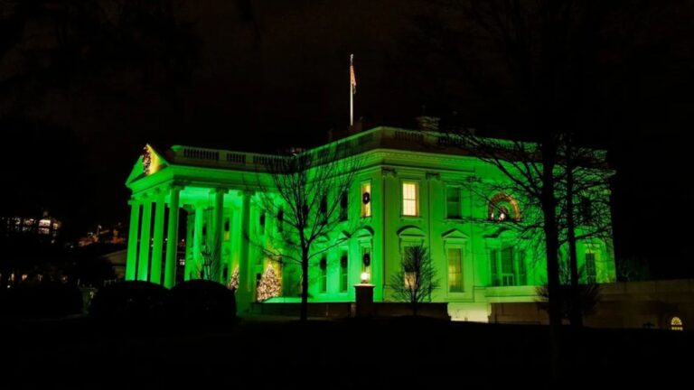 Casa Branca à noite com iluminação verde