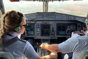 Especialistas detalham os caminhos até a cabine de comando, a rotina de um piloto de avião e conselhos para chegar lá