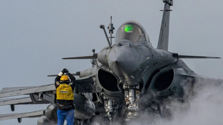 O Dassault Rafale é um caça a jato bimotor de geração 4,5, concebido para ser uma aeronave multitarefas. O modelo é amplamente considerado um dos mais avançados, versáteis e caros do ramo