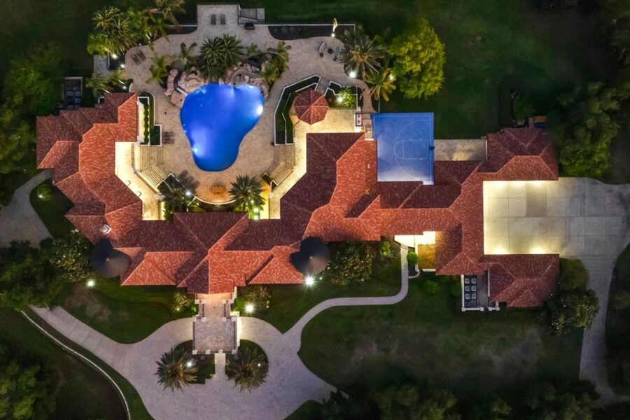 A piscina tem capacidade para 473 mil litros.