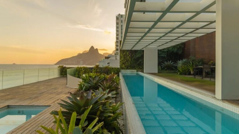 Nesta cobertura brasileira de grandes proporções, a praia não é um destino. É o endereço.