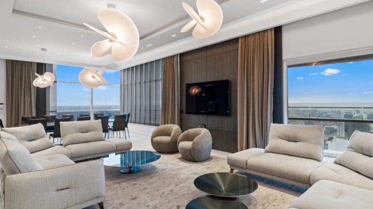 O imóvel tem 471 m² e quatro suítes