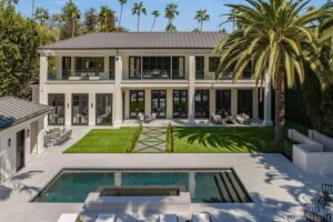 O tamanho pode até fazer todos entrarem pela porta, mas é o design que faz as pessoas quererem ficar. As melhores propriedades familiares — como esta mansão de 15 mil pés quadrados (1,4 mil metros quadrados) em Beverly Hills, avaliada em US$ 27,25 milhões (R$ 136,25 milhões) — levam em conta os pequenos rituais do dia a dia: crianças na piscina, pais reunidos na bancada da cozinha e diferentes gerações ao redor da lareira.