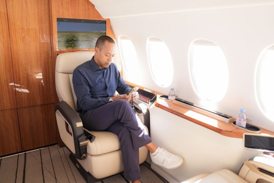 O Falcon 6X pode levar até 16 passageiros em três ambientes separados