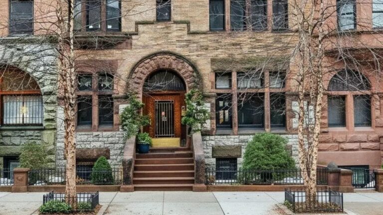 Nova York definitivamente não é conhecida pelo espaço de sobra. Esta rara mansão completa — uma joia da Era Dourada localizada em Park Slope, no Brooklyn — surge como uma exceção convincente.