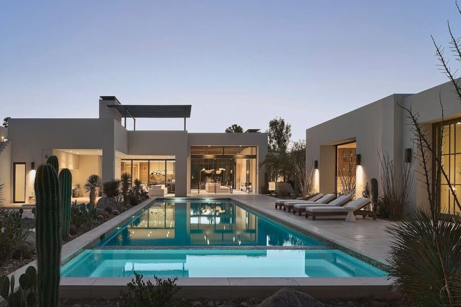 Arquitetura mistura linhas contemporâneas e referências mediterrâneas