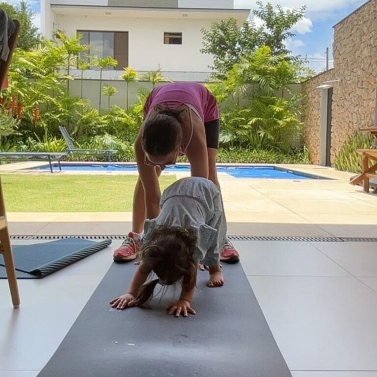 Andrea também gosta de praticar exercícios junto com a filha
