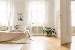 O piso de madeira deste quarto não emitirá microplásticos no ar nem para os pulmões de quem dorme no ambiente