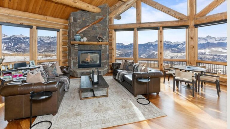 Este lodge de esqui no Colorado pertence a uma paisagem onde a privacidade não é apenas planejada, mas determinada pela própria topografia