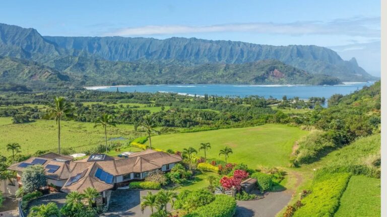 Kauai reinventa o ideal das montanhas em termos tropicais. Não gelo e altitude, mas sol, maresia e oceano