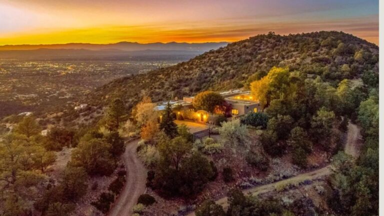 As Montanhas Sangre de Cristo não são apenas o pano de fundo de Santa Fé, mas parte de sua arquitetura espiritual. Esta villa no topo da serra entende perfeitamente essa proposta