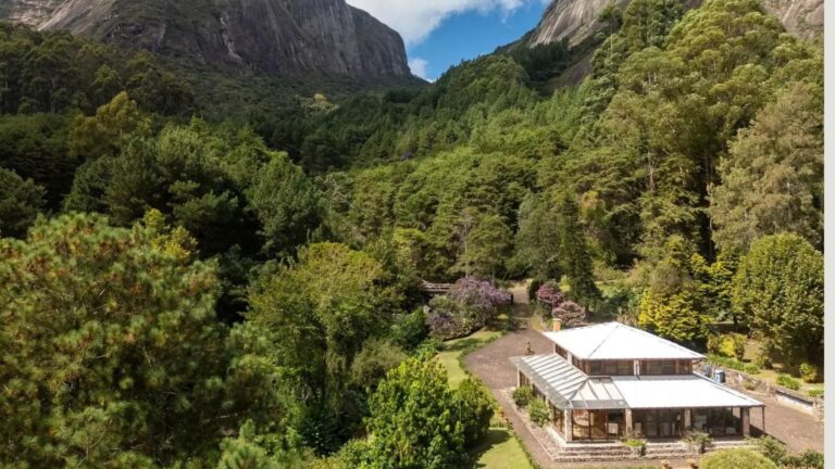 Além das linhas limpas desta casa em Teresópolis, a paisagem montanhosa do Brasil permanece maravilhosamente indomada